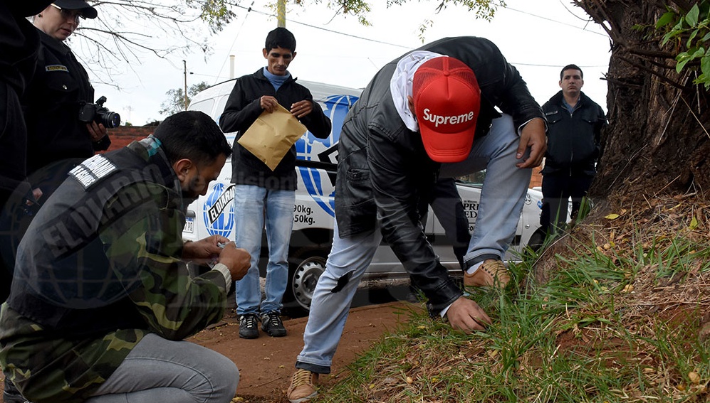 TOXICOMANÍA. En la esquina de Jauretche y calle 82, los peritos hallaron envoltorios con restos de cocaína.
