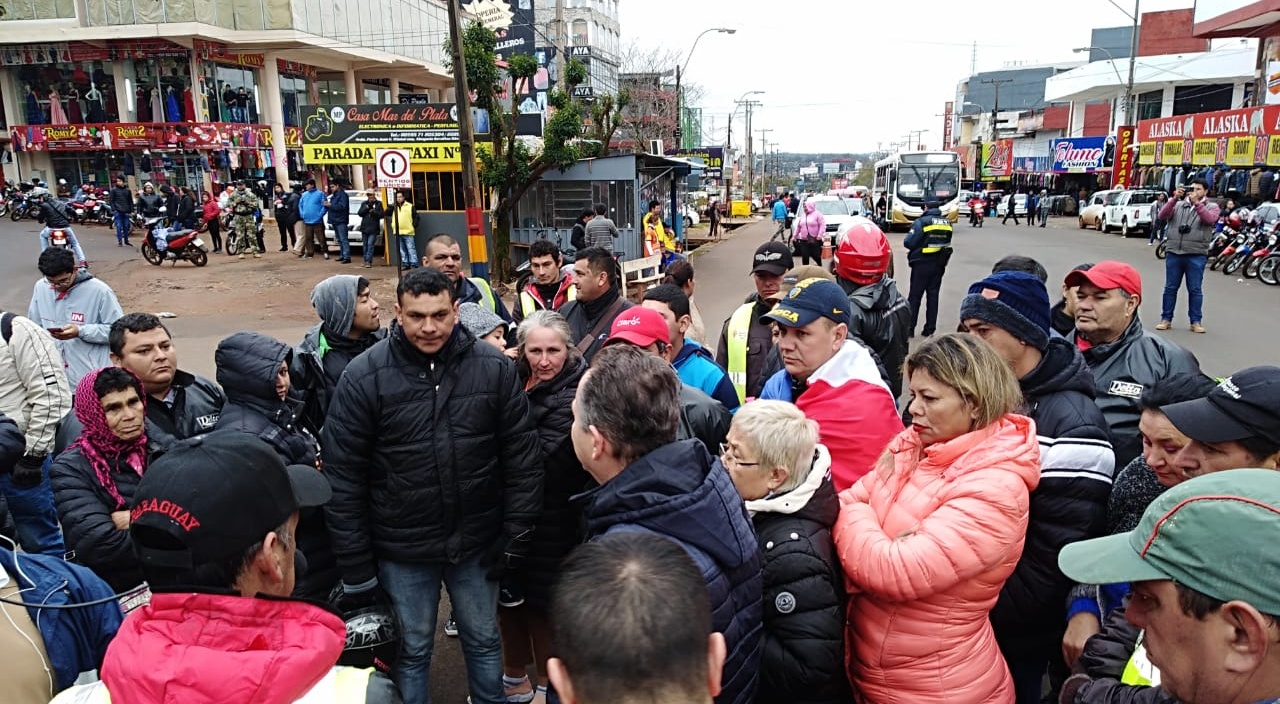 Taxistas y remiseros de Paraguay cortan el paso del puente internacional