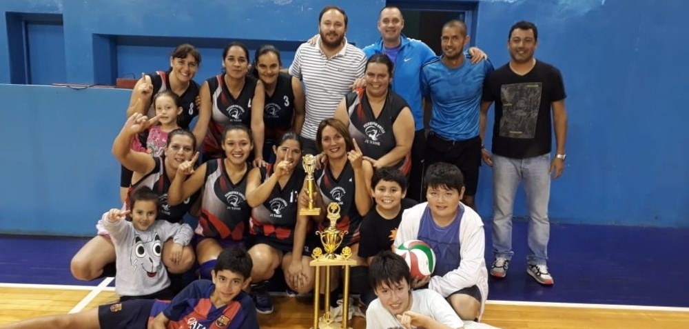 Las Leonas Vóley rugieron fuerte en Eldorado