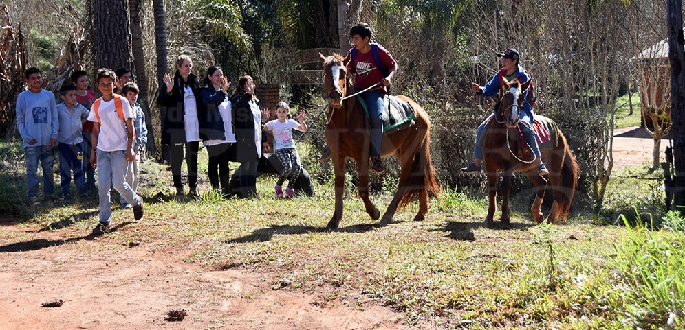 Hacen ocho kilómetros a caballo todos los días para ir a la escuela