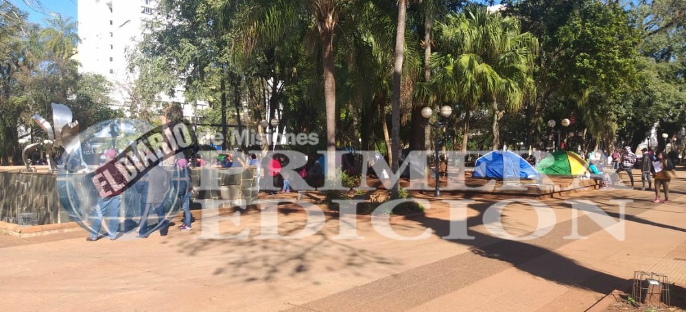 Tareferos acampan en la plaza 9 de Julio
