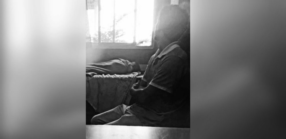 Menor grave luego de que lo obligaran a fumar