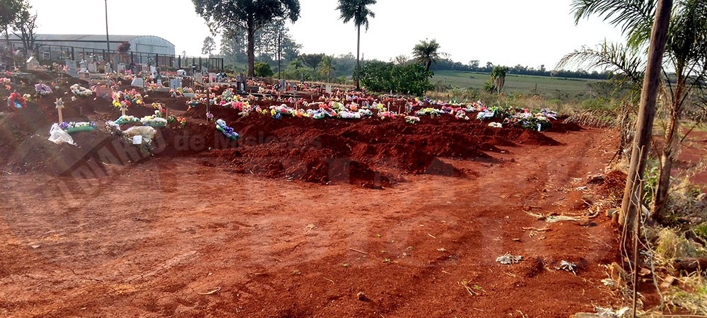 EN PLENA CALLE. Las tumbas se siguen acumulando en el exterior del camposanto sanvicentino.