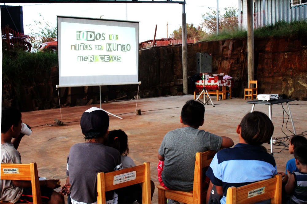 Tarde de merienda y cine en el Barrio Esperanza