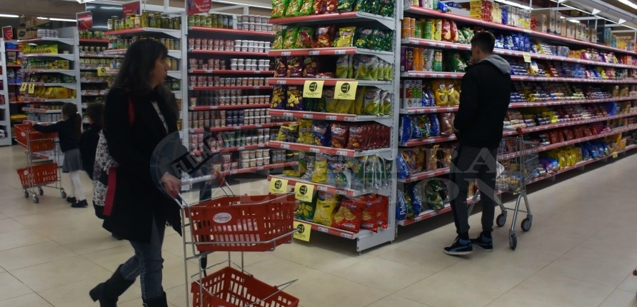 Por devaluación del dólar, los proveedores actualizan los precios día a día