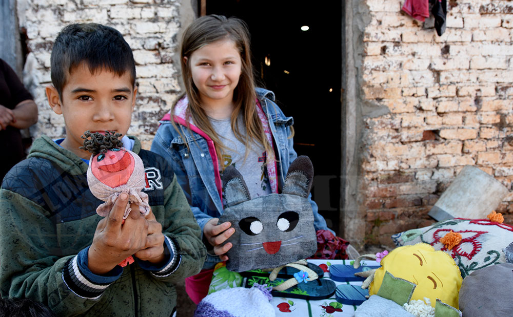 Confeccionan juguetes a mano para agasajar a los niños en su día