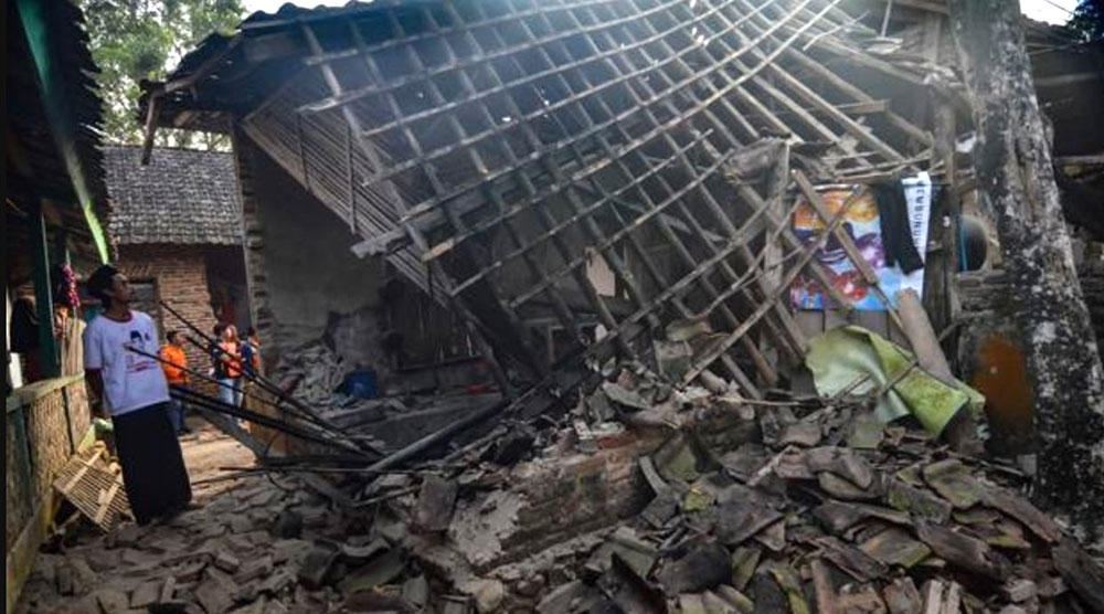 Cuatro muertos y varios heridos tras fuerte sismo en Indonesia