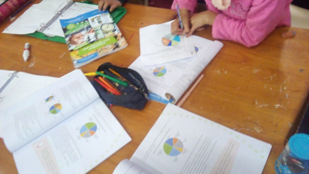 Escuelas misioneras utilizan las monedas y boletas para enseñar matemáticas