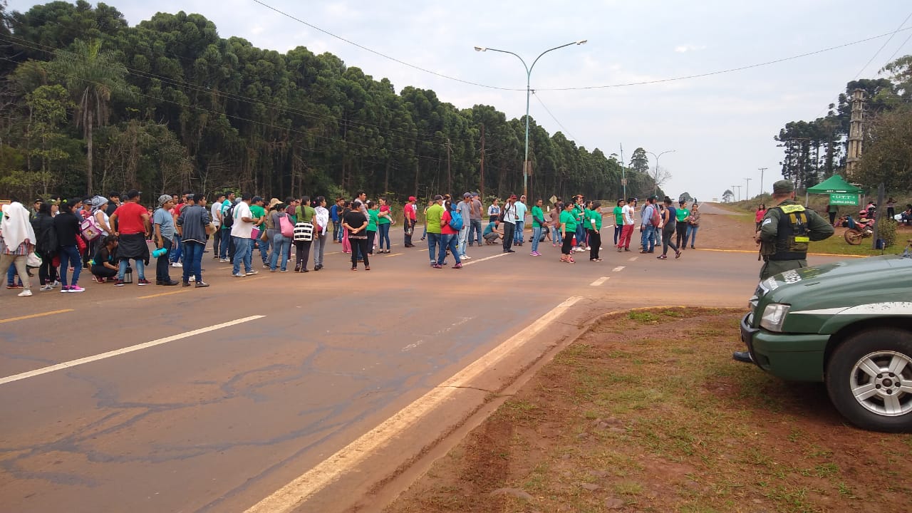 Manifestantes cortan la ruta 12 en el acceso a Puerto Piray