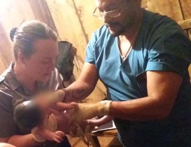 Policías asistieron a una joven madre que dio a luz en la aldea Ara Poty