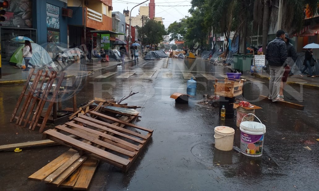 Tareferos: una semana de acampe frente a Desarrollo Social