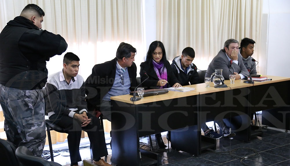 EN EL BANQUILLO. Los acusados y sus defensores, durante la audiencia de ayer en el Tribunal de Oberá.