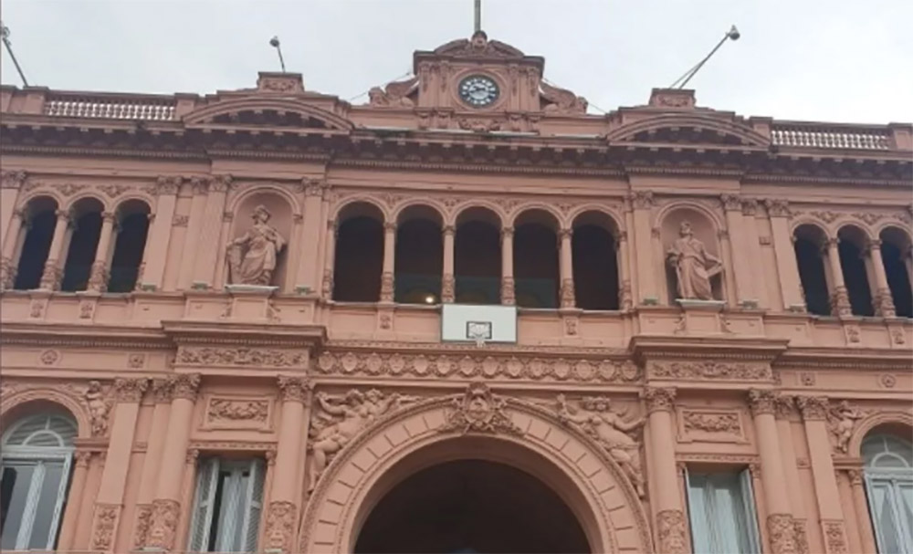 La Casa Rosada amaneció con un aro de básquet en su fachada