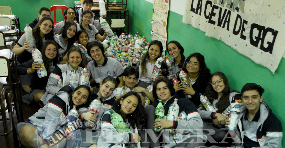 Alumnos del Humanista juntaron unas 300 botellas de amor en una semana