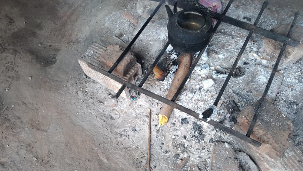 Arrojó combustible para intentar apagar el fuego