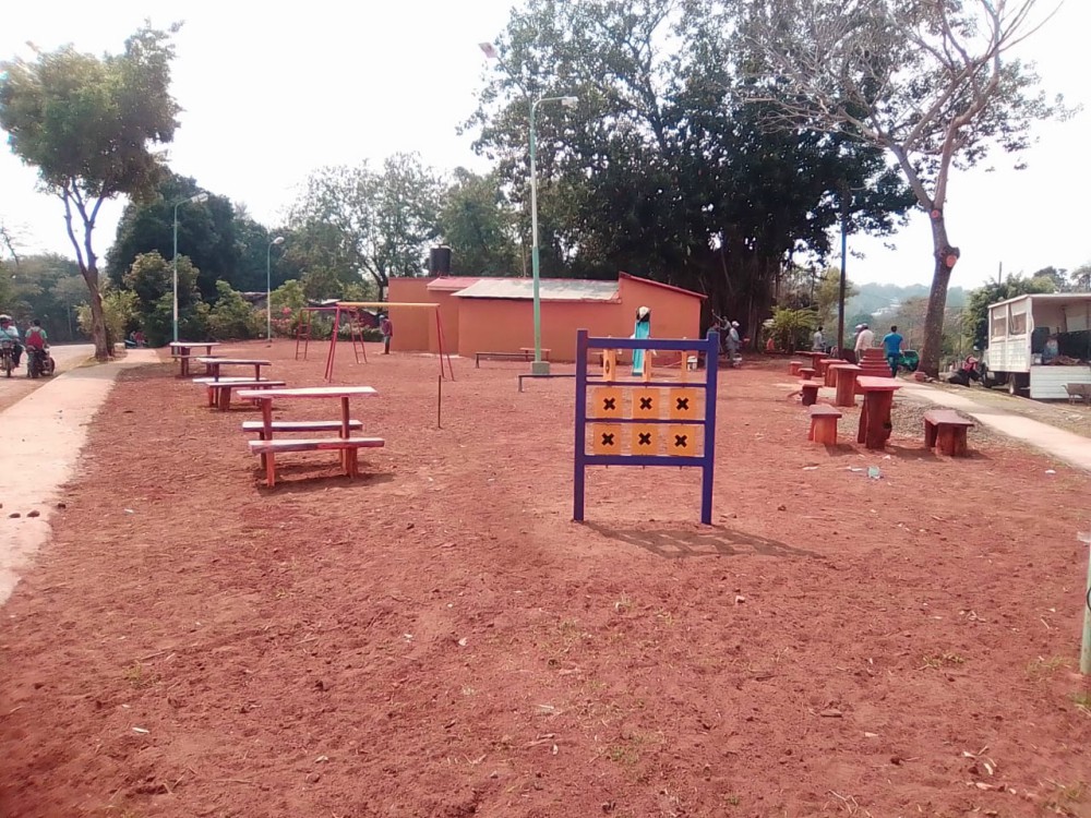 En Puerto Iguazú, de árboles caídos se hacen bancos, mesas y juegos para plazas