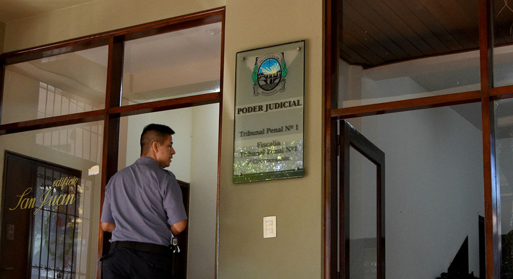 Acordó diez años y seis meses de prisión por abusar de su hermano con un vecino