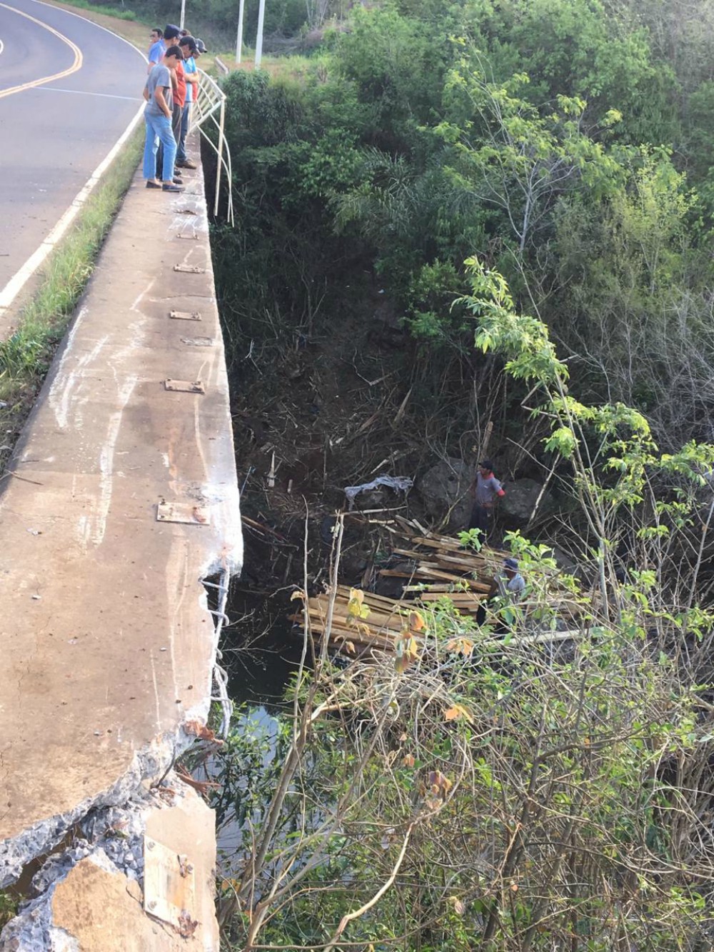 Advierten circular con cuidado sobre puente Piray