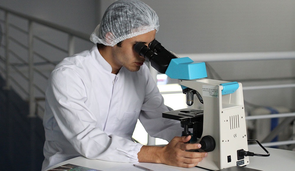 Bioquímicos advierten que suspenderían el servicio en todo el país