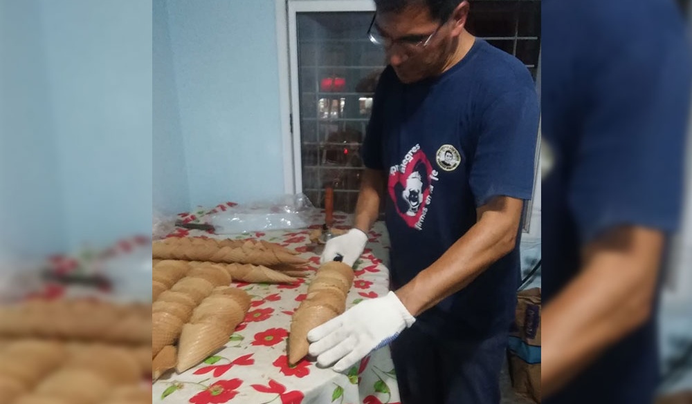 Fabrica cucuruchos artesanales y será distinguido a nivel nacional