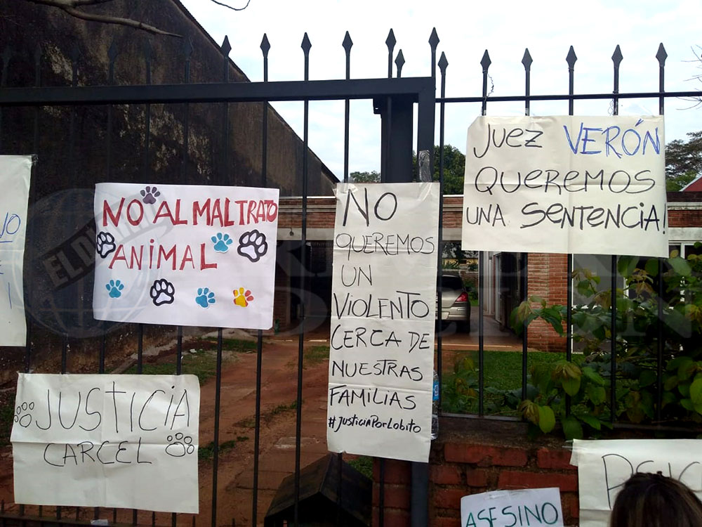 Escrache a contador que disparó a un perro en Villa Urquiza