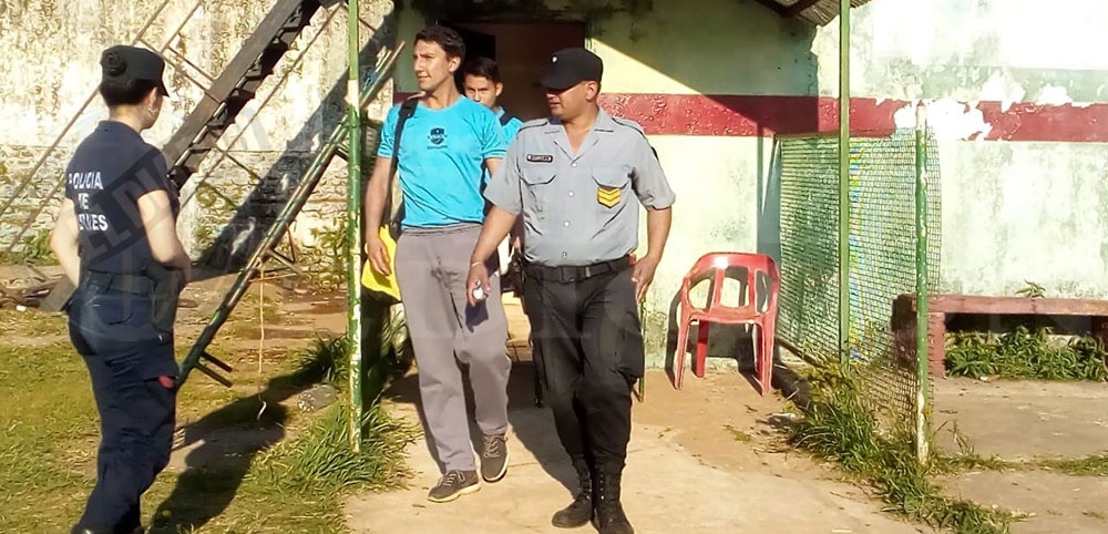 El árbitro Facundo Neris es escoltado por efectivos policiales, luego de la suspensión del encuentro.