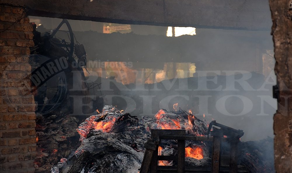 Continúan combatiendo el incendio que destruyó fábrica de muebles