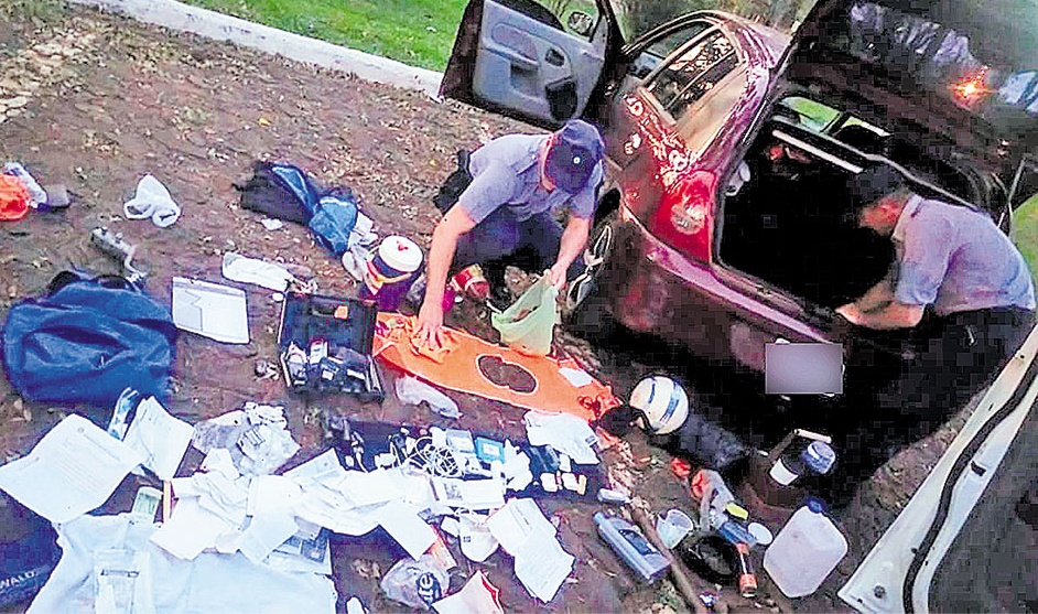 REQUISA. El Renault Clio en plena pericia de los policías el domingo por la tarde en 25 de Mayo.