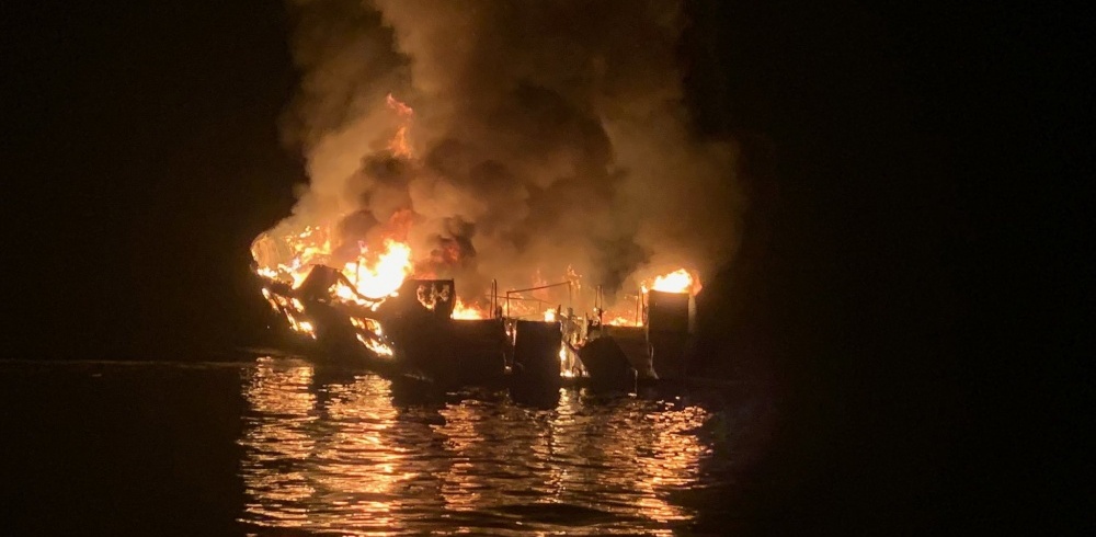 Estados Unidos: se incendió un barco y serían 34 los muertos