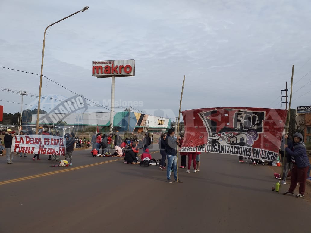 Continúa el corte de la ruta 12 frente al Makro