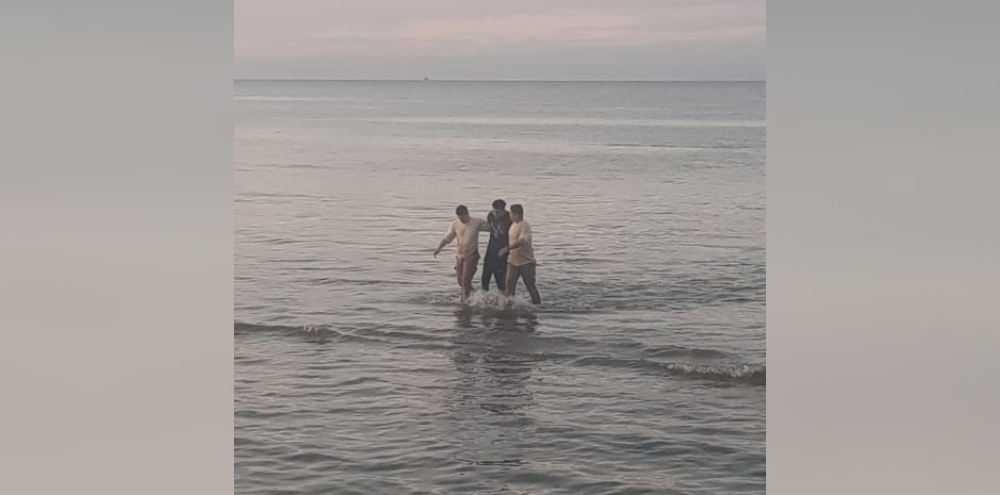 Prefectura salvó la vida de un joven que se ahogaba dentro de su auto