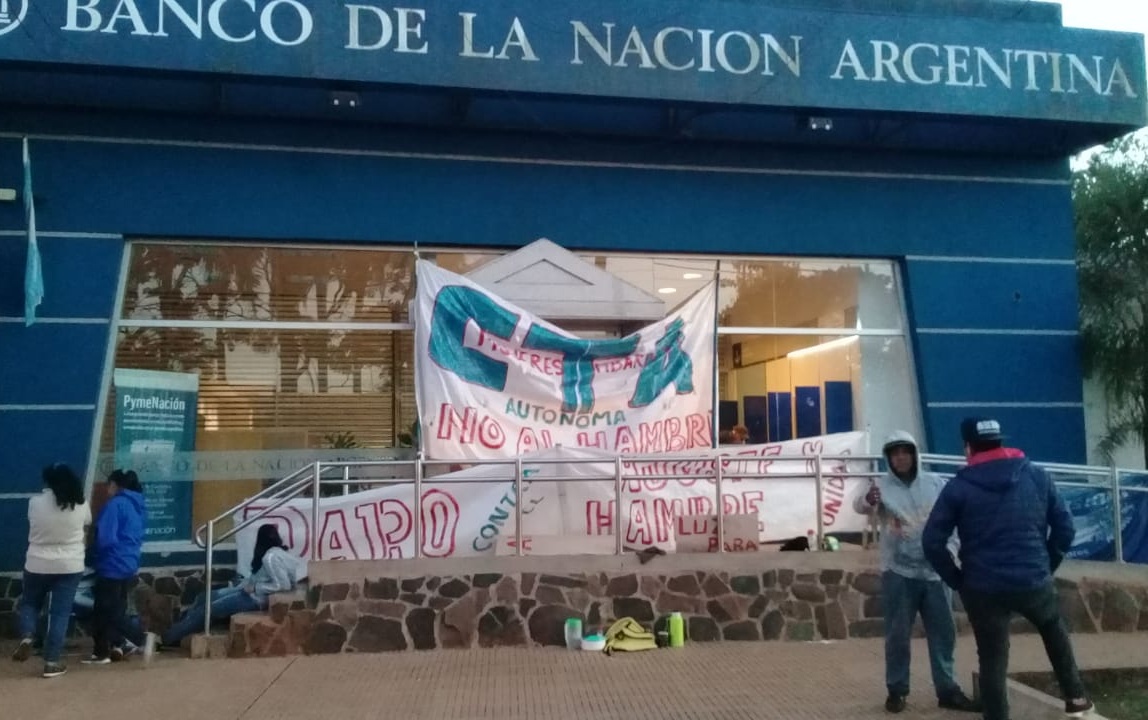 Tareferos iniciaron acampe frente al Banco Nación en Montecarlo