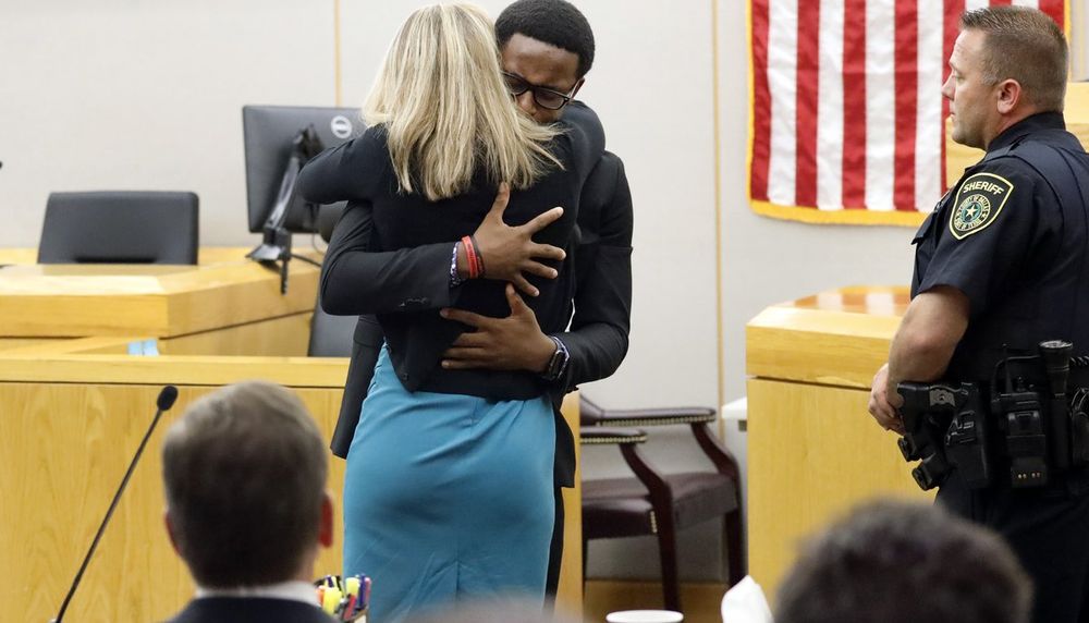 Un hombre perdona y abraza a expolicía que mató por error a su hermano