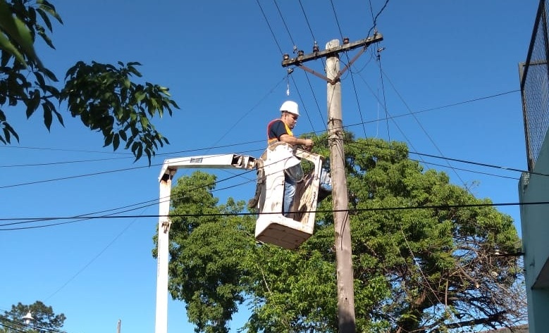 Recambian las luminarias en el barrio El Palomar de Posadas