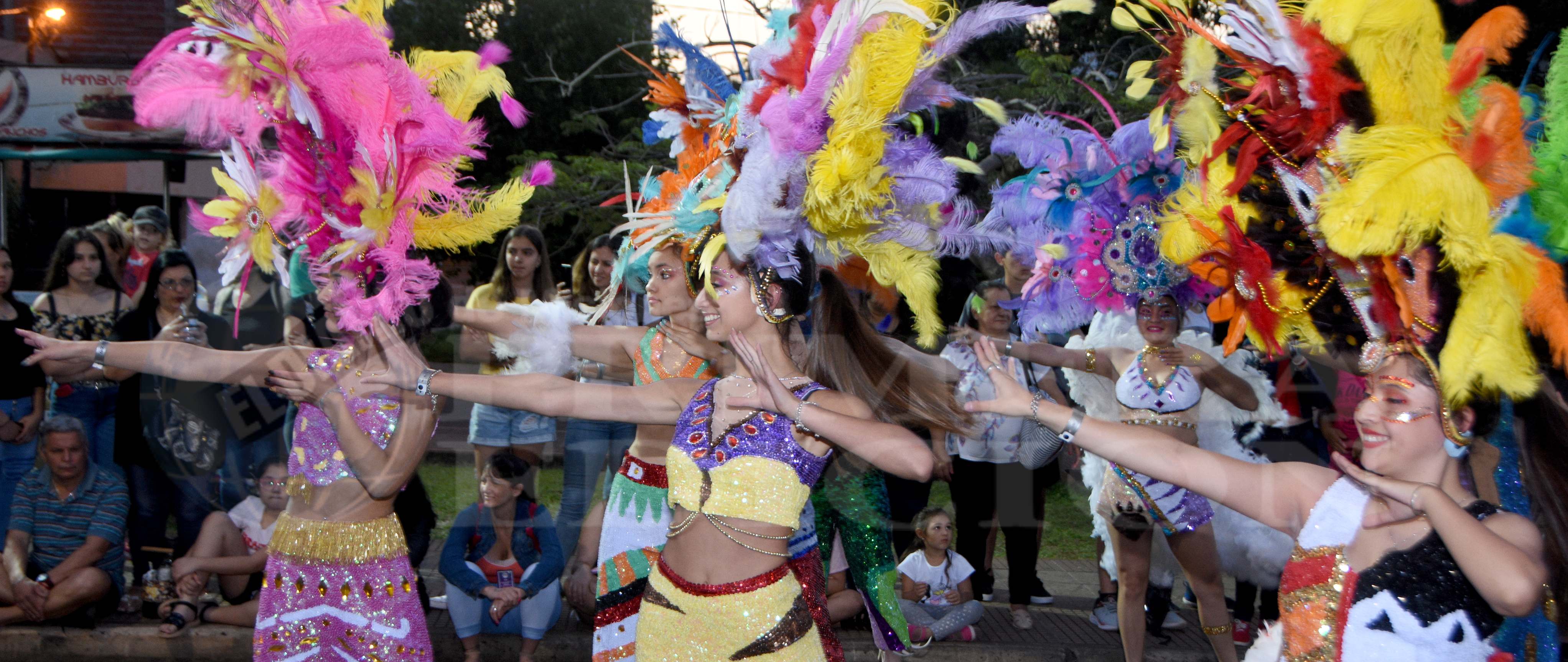 Estudiantina 2019: los jóvenes volvieron a llenar de alegría y color la costanera