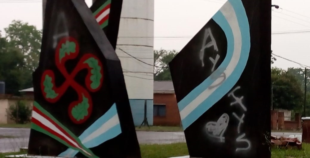 Adolescentes dañaron con grafitis un mural de la Comunidad Vasca en Corpus