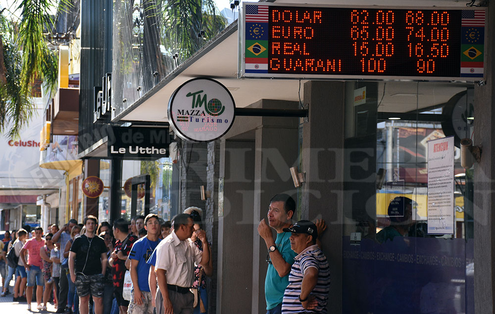 Con el dólar en ascenso las filas para comprarlo no disminuyeron este viernes