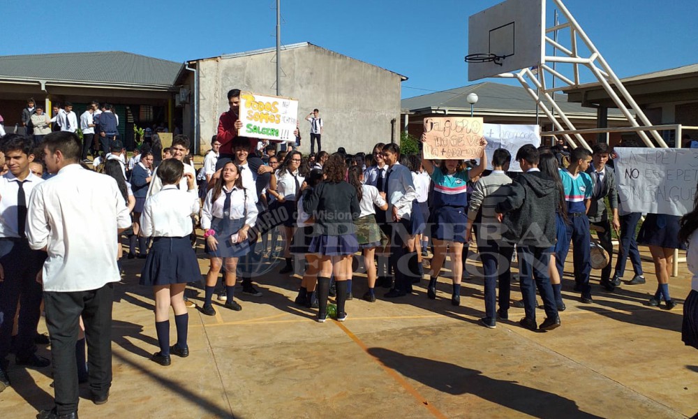 EPET 36: docente seguirá en el aula mientras sigue el desplazamiento