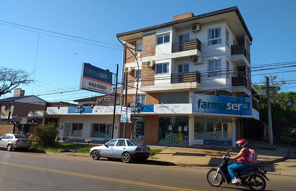 Delincuentes irrumpieron en una farmacia y se llevaron dinero