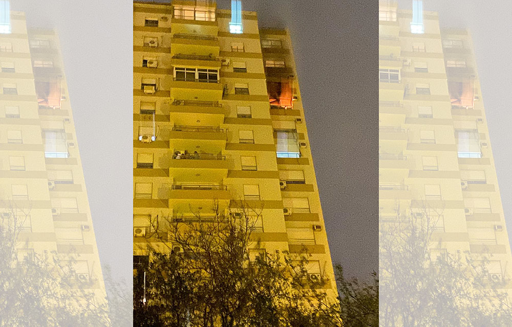 Evacúan edificio por incendio en el piso 12