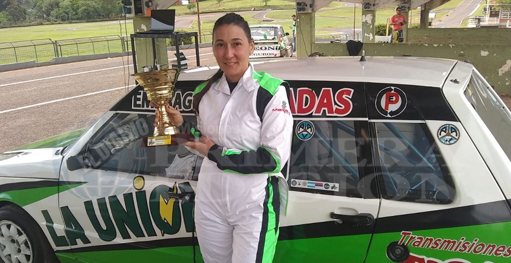 Mujer al volante, velocidad constante