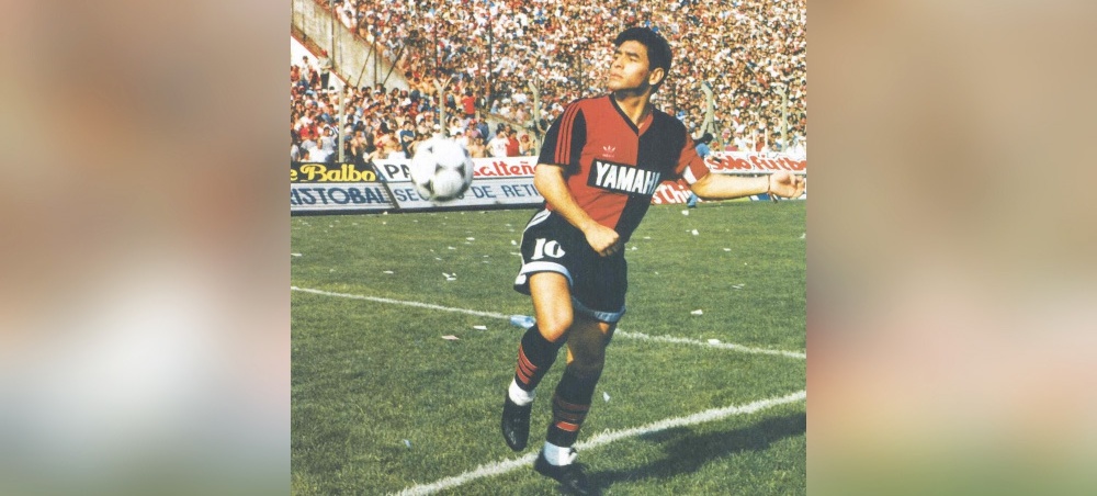 Maradona vuelve a la cancha de Newell’s, en un partido por el promedio