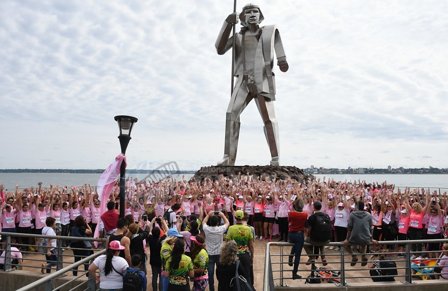 El “Mes Rosa” se vivió a pleno en la costanera posadeña