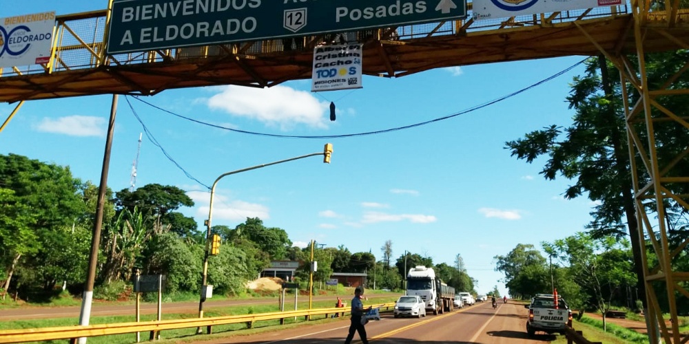 Por prevención, retiraron cartelería sobre un puente peatonal