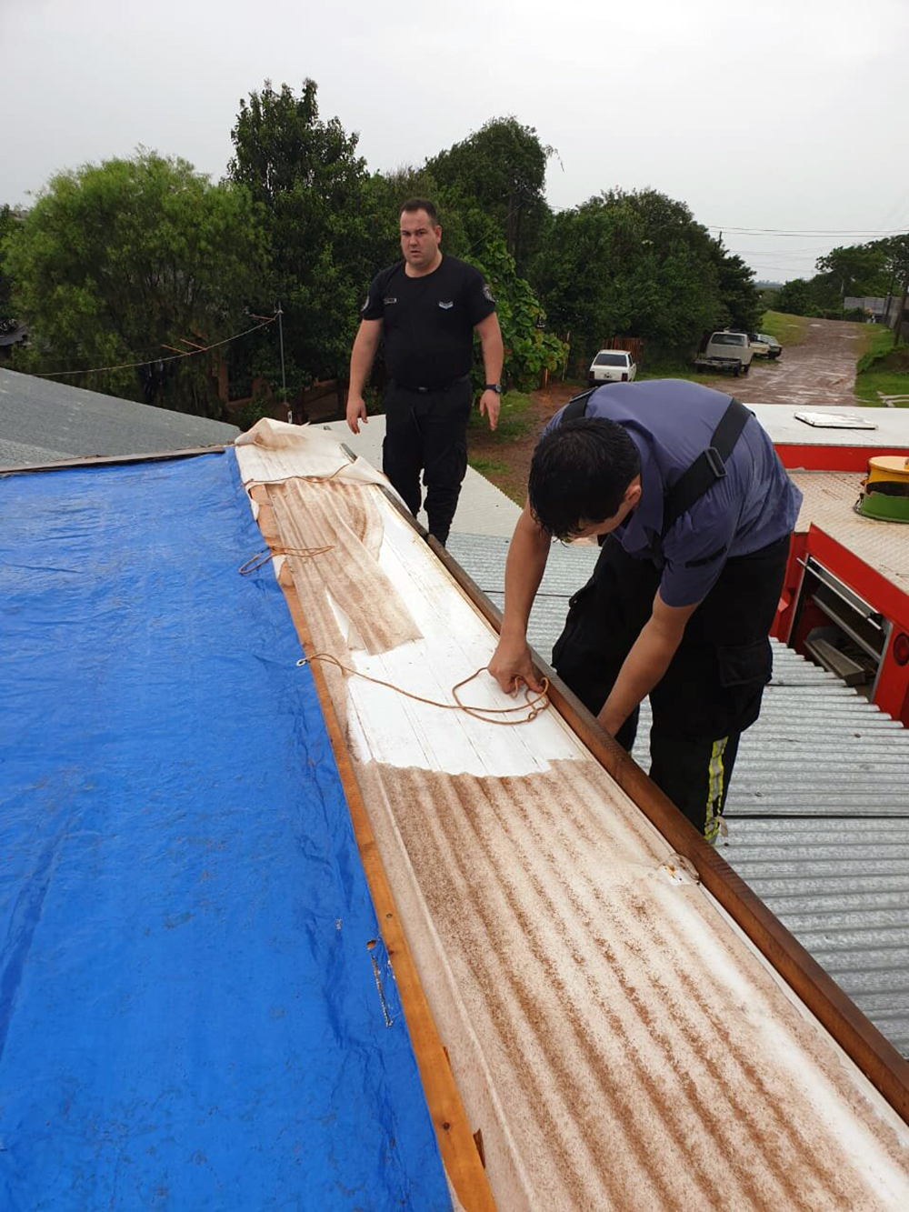 La policía ayudó a los más afectados por el temporal