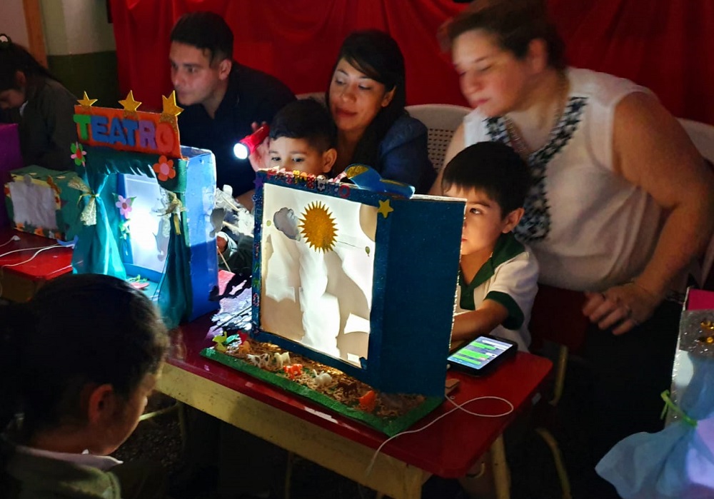 Teatro, sombras y niños, conjunción de emociones en la escuela