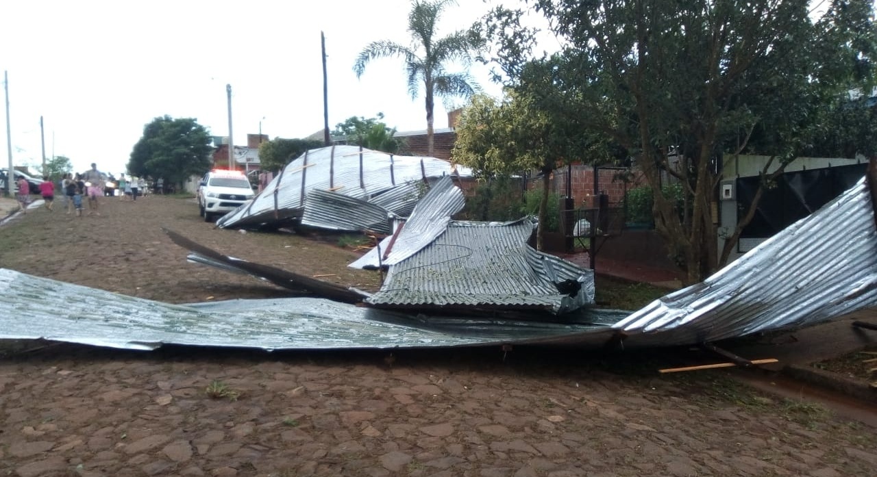 Fuertes ráfagas de viento ocasionaron destrozos en San Vicente