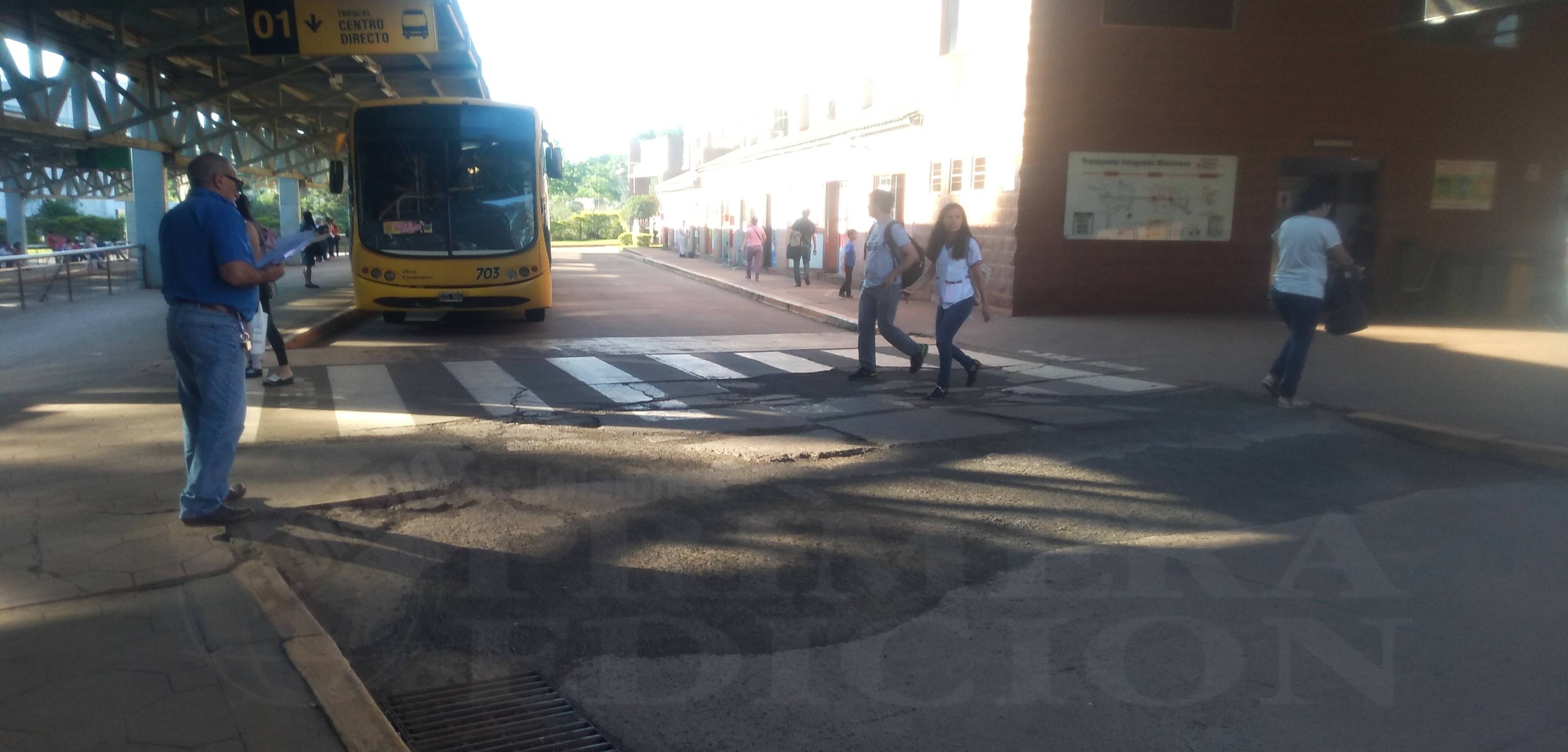 Sigue en mal estado la terminal de transferencia de Miguel Lanús