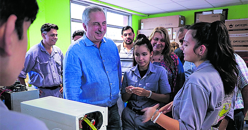 El gobernador Passalacqua entregó equipamiento a escuelas técnicas