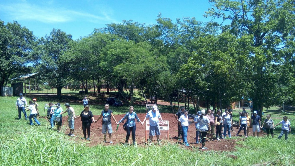 Vecinos autoconvocados del barrio Koch abrazaron al CIC